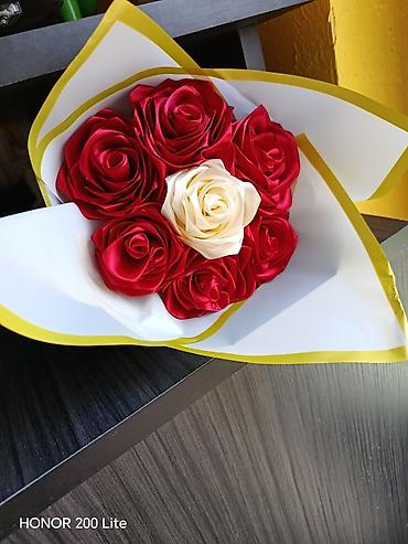 zelena pasta za ciscenje: 🌹 **BUKET OD 7 SATENSKIH RUŽA – 1.100 DIN** 🌹 Savršen poklon za dragu — 3