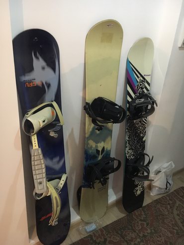 ремонт сноубордов: Продаю два сноуборда (на фото слева два) вместе с ботами ростовка-183;