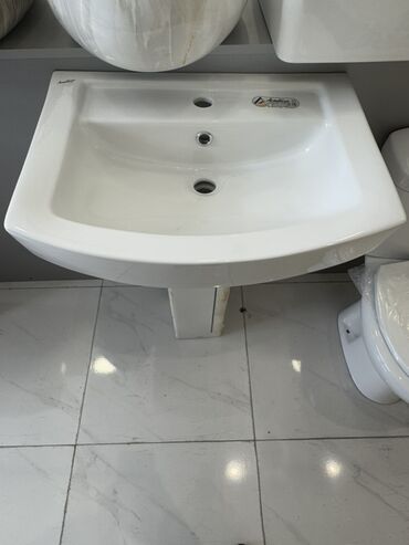 su generatoru: Ayaq üstə quraşdırılan ağ rəngli keramika lavabo, hamam otaqları üçün