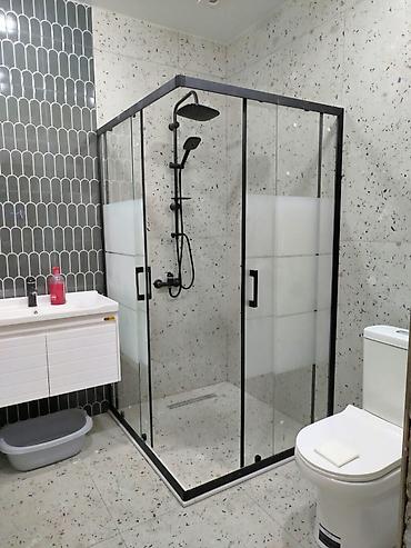 Duş kabinaları, arakəsmələr: Yeni Arakəsmə, Künc üçün, Ödənişli çatdırılma — 33