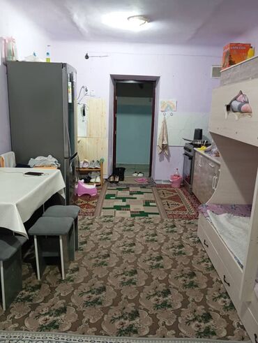 срочно продаётся 1 комнатная квартира в районе ошского рынка по улице кенсуйская: 1 бөлмө, 18 кв. м, Жатакана жана мейманкана түрүндө, 1 кабат, Эски ремонт