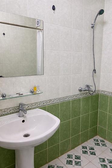 Гостиницы, отели (Посуточная аренда комнат): Гостиница в центре города! На 2гисе Осмонкула 10А На Яндексе — 3