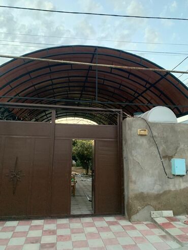 Məhəccərlər: Qara metal konstruksiyalı, tağlı formalı avtomobil üçün örtük. Həyətdə