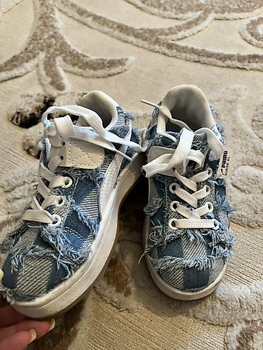 puma azərbaycan: Cins üslubda idman ayaqqabısı. Mavi-ağ damalı denim parça ilə — 1
