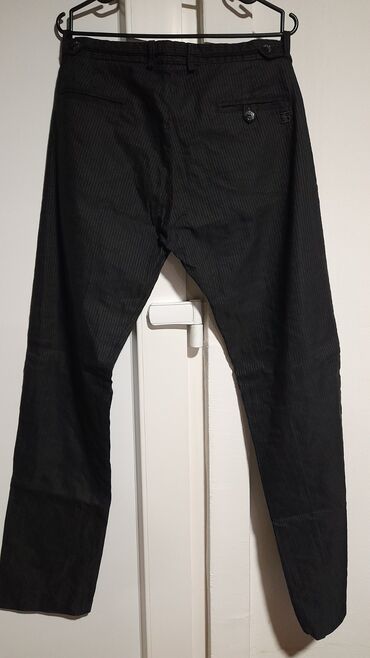 plava kosulja i crne pantalone: Pantalone bоја - Crna