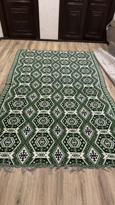 Qədim xalçalar: Az işlənilmiş kilim xalça Uzunluq 3m en 2m 2 üzlüdür. Ən son şəkil — 3