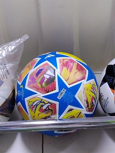 мяч лиги чемпионов: Футбольный мяч с ярким принтом в стиле UEFA Champions League. - — 1