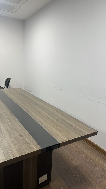 Sifarişlə konfrans masaları: Dördbucaq masa, Siyirməsiz, Teksturalı laminat — 5