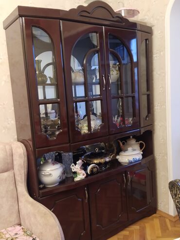 Ev üçün digər mebel: İşlənmiş, Açılan, 4 qapılı Düz dolab, Qorka, İtaliya