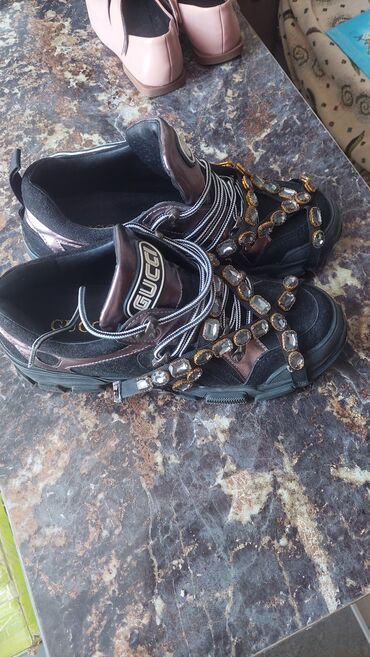 женская обувь и одежда: Кроссовки, 39, Gucci, Б/у, цвет - Черный, Самовывоз