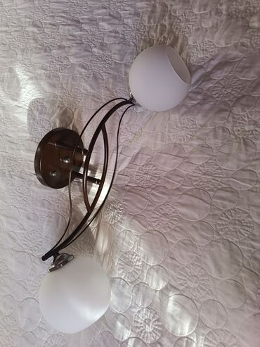 запчасти на люстры: Продаётся красивая потолочная люстра с двумя плафонами. Основание