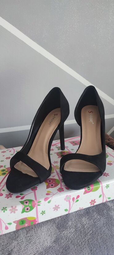 Personal Items: Pumps, 38