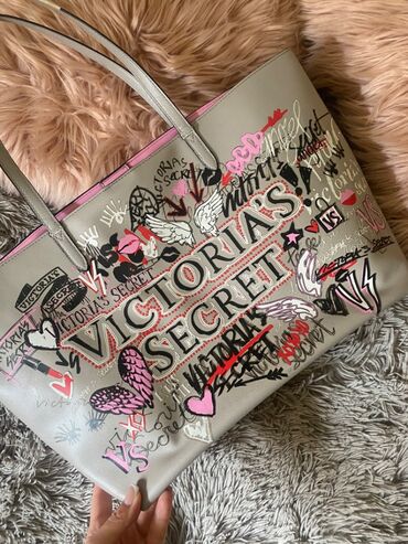 oprevrnute koze boje vanile: Victoria’s Secret original kozna torba.

Cena: 3000 din