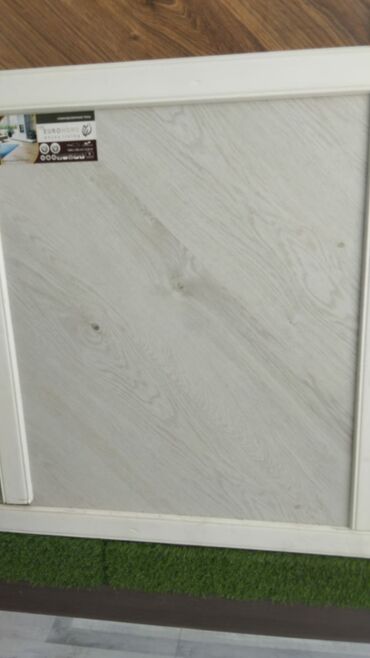 parket topdan satis: EUROHOME laminat döşəmə – açıq boz/çəhrayı tonlarda ağac damarlı