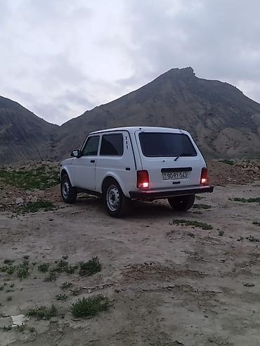 kredit niva: Lada Niva (VAZ 2121) 3 qapılı, ağ rəngli SUV/off-road avtomobili — 4