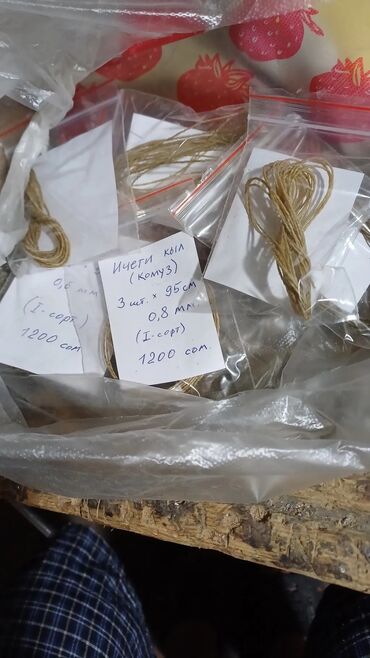 Комузы: Оруктон жасалган комуздар жана кылкыяктар сатылат, уста озу комузчу — 12