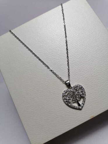 Ogrlice: Nakit, hiruški čelik
Cena 1100din — 16