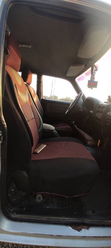 QAZ: QAZ 3110: 2.5 l | 2003 il 271000 km Sedan — 2