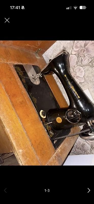 maṣın: Klassik ayaqla idarə olunan tikiş maşını və taxta dolablı masa - — 1