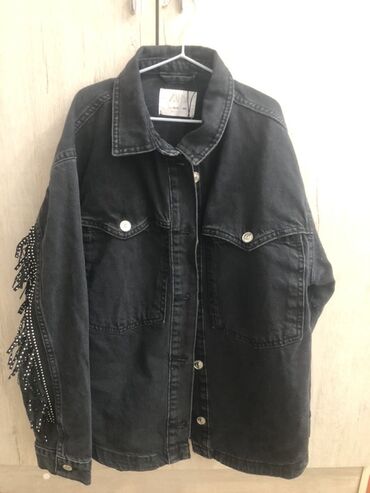 купить стильный пуховик большого размера: Джинсовая куртка от Zara, выполненная в черном цвете. Модель имеет