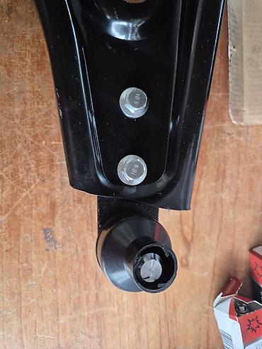 Auto delovi: Rame viljuska Reno Twingo 1 sa kuglom i gumeno‑metalnim čaurama - — 2