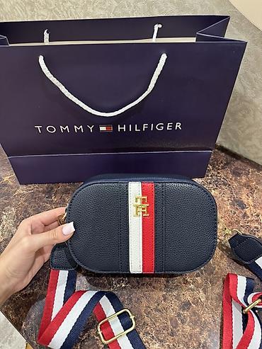 yango çanta: Tommy Hilfiger çiyin çantası-tünd mavi rəngdə, dəri və parça kəməri — 1