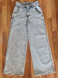 şalvar qız üçün: Geniş kəsimli, açıq mavi “stonewash” effekti olan cins şalvar. -