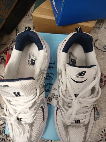 Кроссовки и спортивная обувь: Кроссовки New Balance 530 в белой расцветке с серебристыми вставками