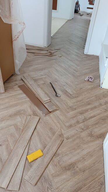Döşəmə işləri: Laminat ustasi Her nov laminatlarin vurulmasi 90 derece,duz,sahmat — 19
