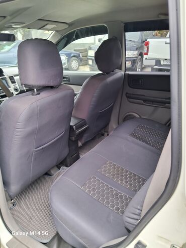 Nissan: Ağ rəngli kompakt krossover/SUV. Xüsusiyyətlər: - Kuzov: 5 qapılı — 7