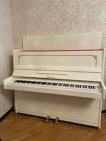 mikrafonlarin satisi: Pianino satılır əla vəziyyətdədir 750 man. Продаётся пианино, в