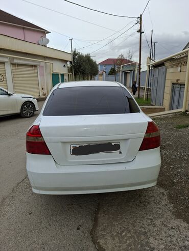 Ravon: Ağ rəngli 4 qapılı sedan. Xüsusiyyətlər: - Yanacaq növü: benzin - — 1