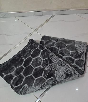 retro stvari: Ćebe 3kg 220x240 3500din
Ćebe 1.5kg 150x200 2500din

T — 1