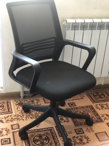 купить стол и стулья: Комплект офисной мебели, Стул, цвет - Черный, Б/у