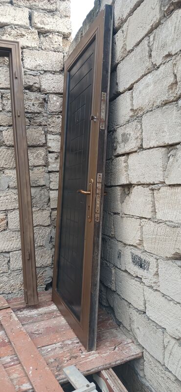 Giriş qapıları: İşlənmiş Giriş qapısı Glazok ilə, Zəmanətsiz, Ödənişli quraşdırma, Ünvandan götürmə — 10