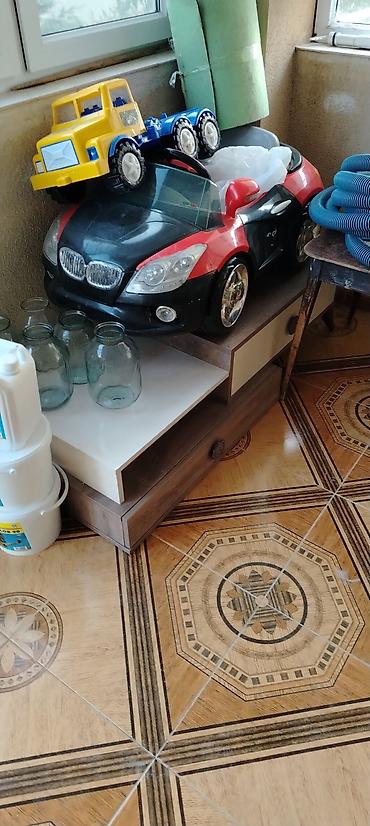 pultlu masin oyuncaq: Uşaq üçün elektrikli oyuncaq maşın - Korpusu qara-qırmızı rəngdə — 1