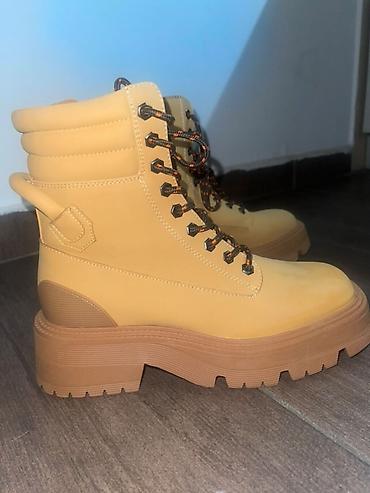 bata gležnjače: Bershka ženske čizme. Potpuno nove. Br 37 — 2