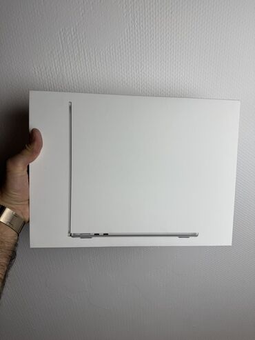 komputer personal: Macbook Air 13, 512GB Silver 10c CPU, 10c GPU, 16GB memory