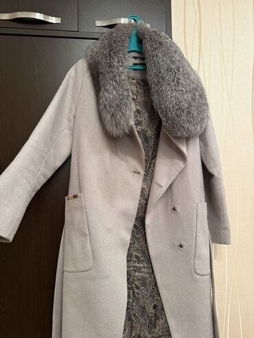Plaşlar: Zərif qadın palto, 500manata alınıb - Rəng: açıq boz/bej tonlarında
