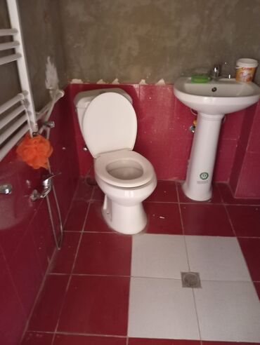 Hamam üçün aksessuarlar: Unitaz və univalniki satılır yaxşı vəziyyətdədir qiymət 2si birlikdə