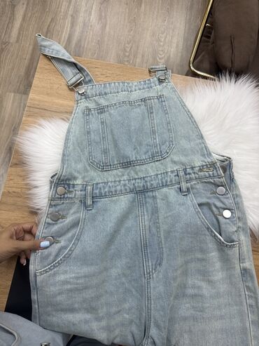 Ətəklər: Denim kombinezon (salopet) - Açıq mavi, yüngül yuyulmuş denim parça -