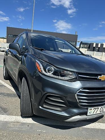07 şəkilləri yüklə: Chevrolet Trax kompakt krossover. Tünd boz rəngli кузов, 5 qapılı SUV — 5