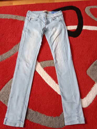 osika jeans: Ženske farmerkeoriginal Bershka. Malo nošene,bez oštećenja,Vel.34