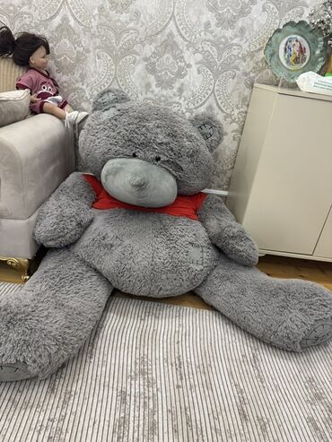qız oyuncaqlar: Ted Böyük, boz rəngli, yumşaq oyuncaq ayı. Üzərində qırmızı rəngli