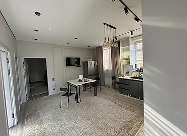 Продажа коттеджей и домов: Просторная кухня‑гостиная и комната с современным ремонтом. Кухня: - — 2