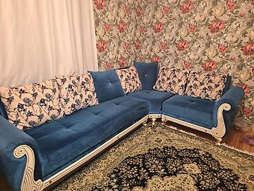 Divanlar: Mavi məxməri L formalı künc divan - Klassik üslubda ağ dekorlu taxta — 1