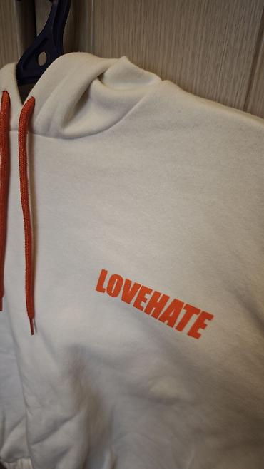 geyim mağazası: Ağ‑narıncı kapüşonlu svitşot - Dizayn: Ön hissədə “LOVEHATE” çapı — 3