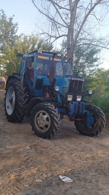 Traktorlar: Mavi rəngli MTZ tipli kənd təsərrüfatı traktoru. Texniki xüsusiyyət — 11