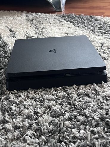 PS4 (Sony Playstation 4): Prodajem PlayStation 4 konzolu u super stanju, radi bez kočenja i — 2