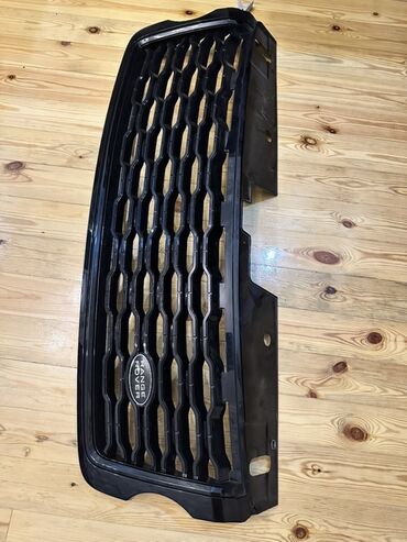 Radiatorlar: Bu, qara rəngdə Range Rover markalı avtomobilin ön torudur. Xüsusi